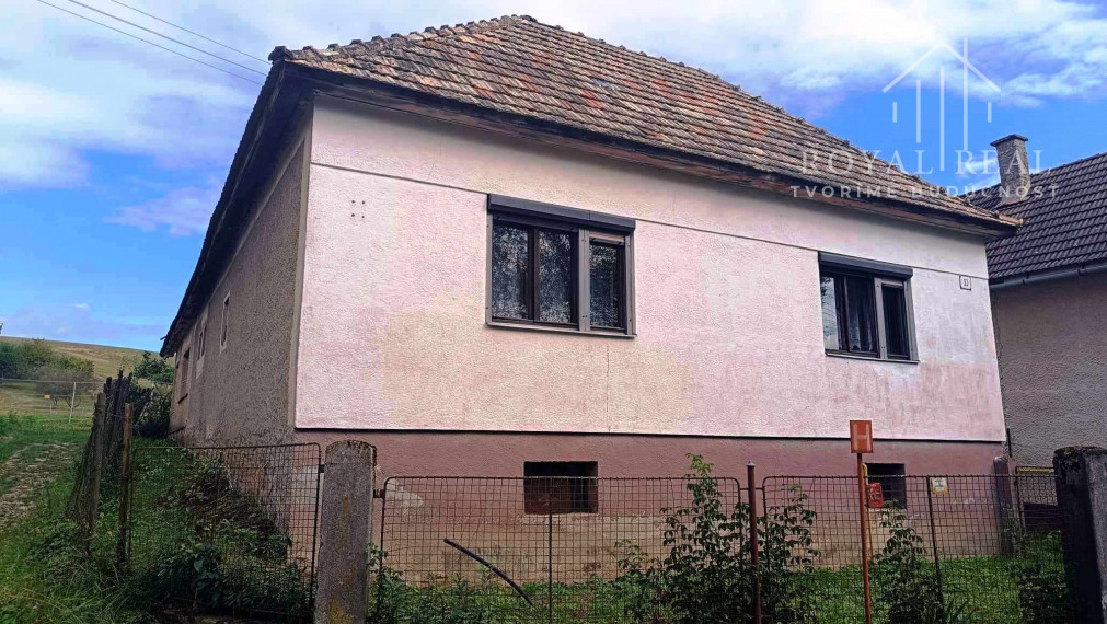 DOBROČ- 2-i DOM. 80 m2,pôvodný stav, GARÁŽ, letná kuchynka POZEMOK 443 m2