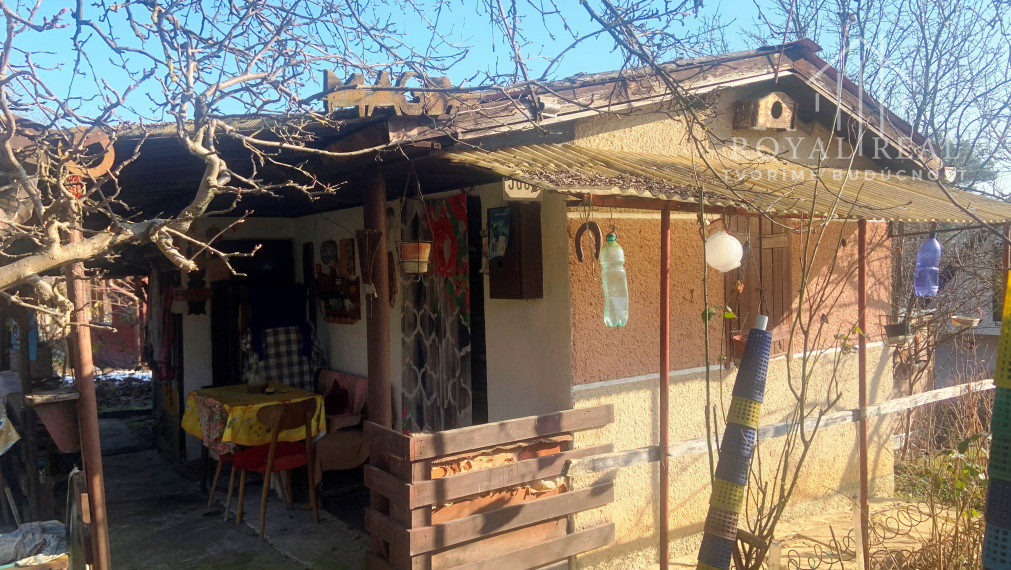 Záhradná chatka v I.ZO nad mestským kúpaliskom v Lučenci