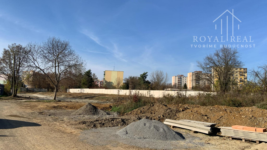 STAVEBNÝ POZEMOK  1 100 m2 - pre 2 rodinné domy STREDE MESTA