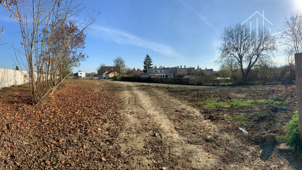 STAVEBNÝ POZEMOK  1 100 m2 - pre 2 rodinné domy STREDE MESTA