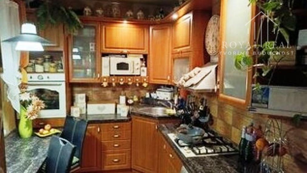 OSLOBODITEĽOV - 4-i KLIMATIZOVANÝ KOMPLETNE ZREKONŠTRUOVANÝ a KOMPLETNE ZARIADENÝ byt  v CENE