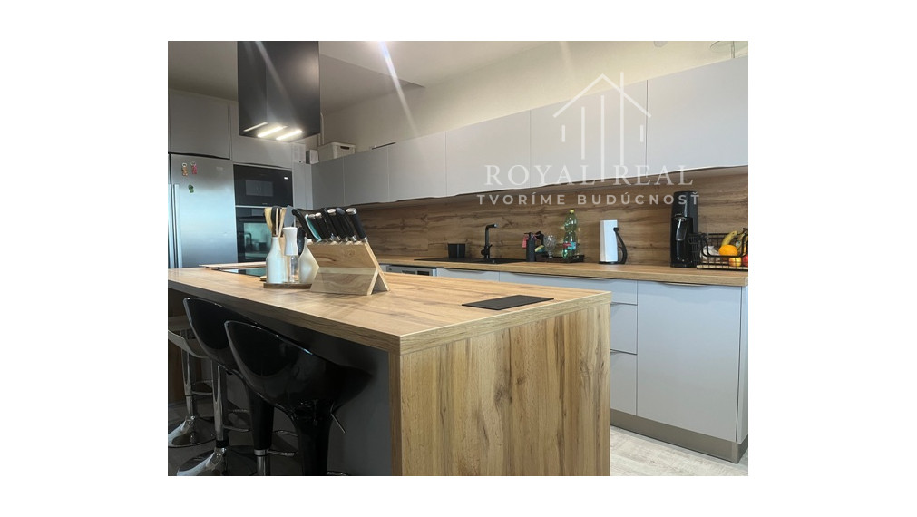 VIDINÁ okr. LUČENEC - RD 240 m2 , BAZÉN, TERASA, GARÁŽ - komplet zrekonštruovaný a zariadený