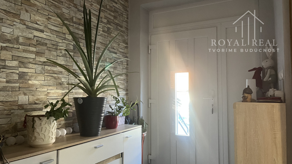 VIDINÁ okr. LUČENEC - RD 240 m2 , BAZÉN, TERASA, GARÁŽ - komplet zrekonštruovaný a zariadený