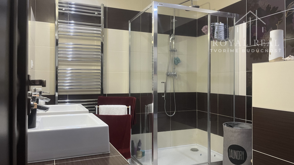 VIDINÁ okr. LUČENEC - RD 240 m2 , BAZÉN, TERASA, GARÁŽ - komplet zrekonštruovaný a zariadený