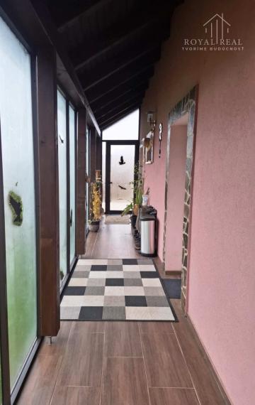 LUKOVIŠTIA okr. RIMAVSKÁ SOBOTA -  štýlovo zrekonštruovaná RODINNÁ USADLOSŤ 1,8 ha s bohatým zázemím