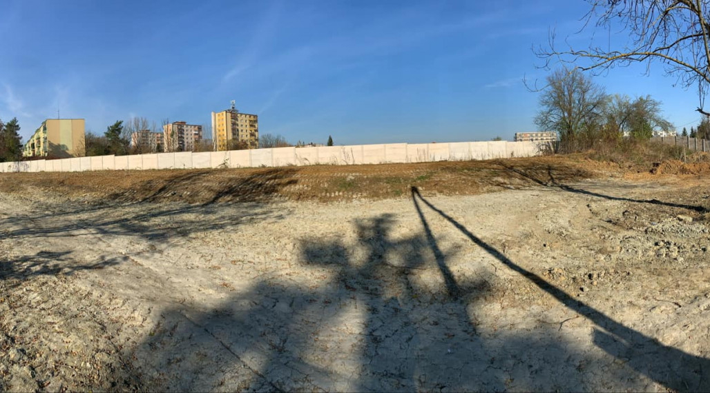 STAVEBNÝ POZEMOK  1 100 m2 - pre 2 rodinné domy STREDE MESTA