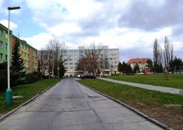 M.R. ŠTEFÁNIKA - 1-izbový byt 41 m2 pôvodný stav, ZREKONŠTUROVANÝ bytový dom, tichá lokalita s kompletnou vybavenosťou