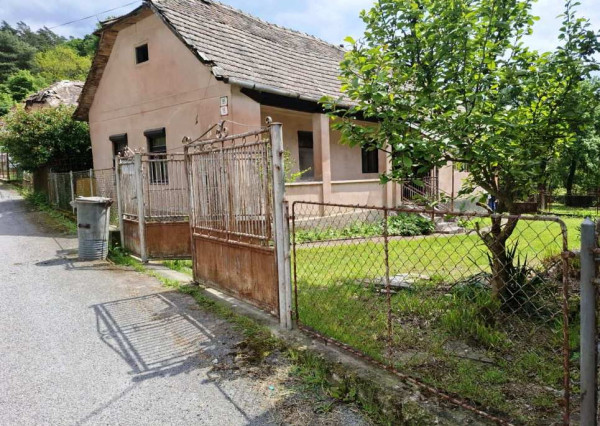 POLTÁR 2 izbový VÍKENDOVÝ domček (chalupa)na pozemku 1193 m2, pôvodný stav IDEÁLNY na REKONŠTRUKCIU