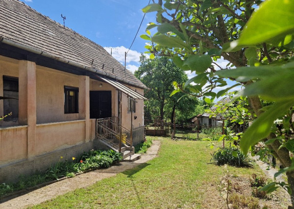 POLTÁR 2 izbový VÍKENDOVÝ domček (chalupa)na pozemku 1193 m2, pôvodný stav IDEÁLNY na REKONŠTRUKCIU