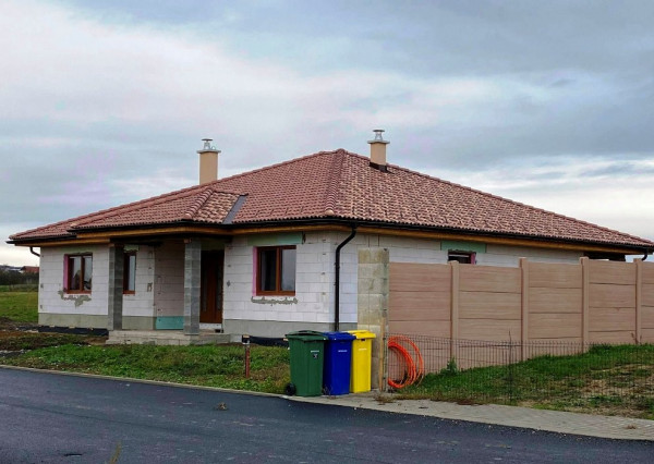 NOVÉ MIKUŠOVCE okr. Lučenec,ROZOSTAVANÁ NOVOSTAVBA rod. domu
