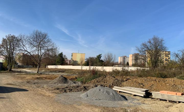 STAVEBNÝ POZEMOK  1 100 m2 - pre 2 rodinné domy STREDE MESTA - fotografia 1