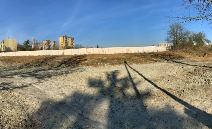 STAVEBNÝ POZEMOK  1 100 m2 - pre 2 rodinné domy STREDE MESTA