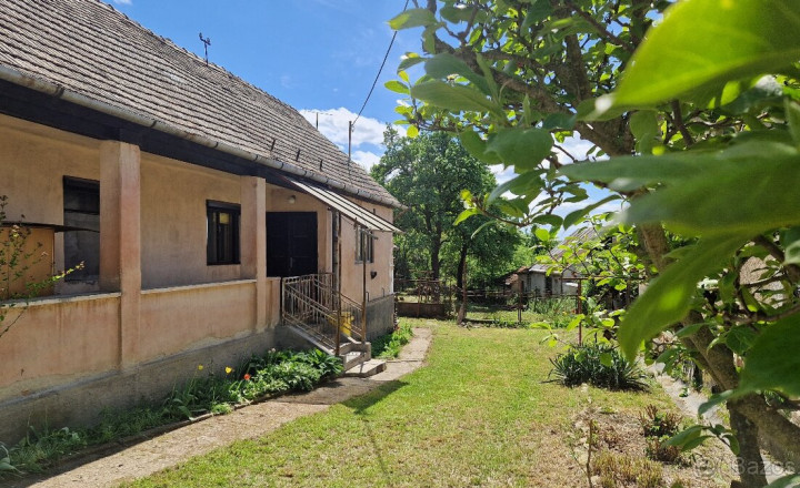 POLTÁR 2 izbový VÍKENDOVÝ domček (chalupa)na pozemku 1193 m2, pôvodný stav IDEÁLNY na REKONŠTRUKCIU