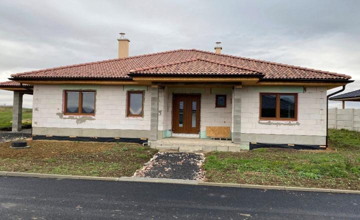 NOVÉ MIKUŠOVCE okr. Lučenec,ROZOSTAVANÁ NOVOSTAVBA rod. domu - fotografia 1