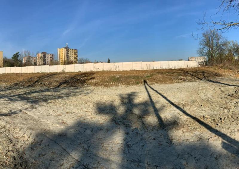STAVEBNÝ POZEMOK  1 100 m2 - pre 2 rodinné domy STREDE MESTA